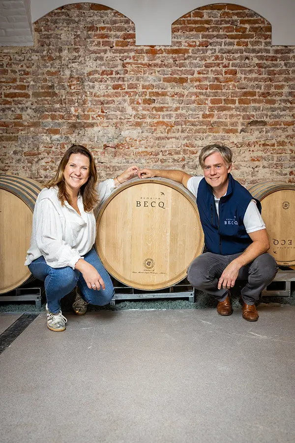 Couple de viticulteurs devant un baril en bois