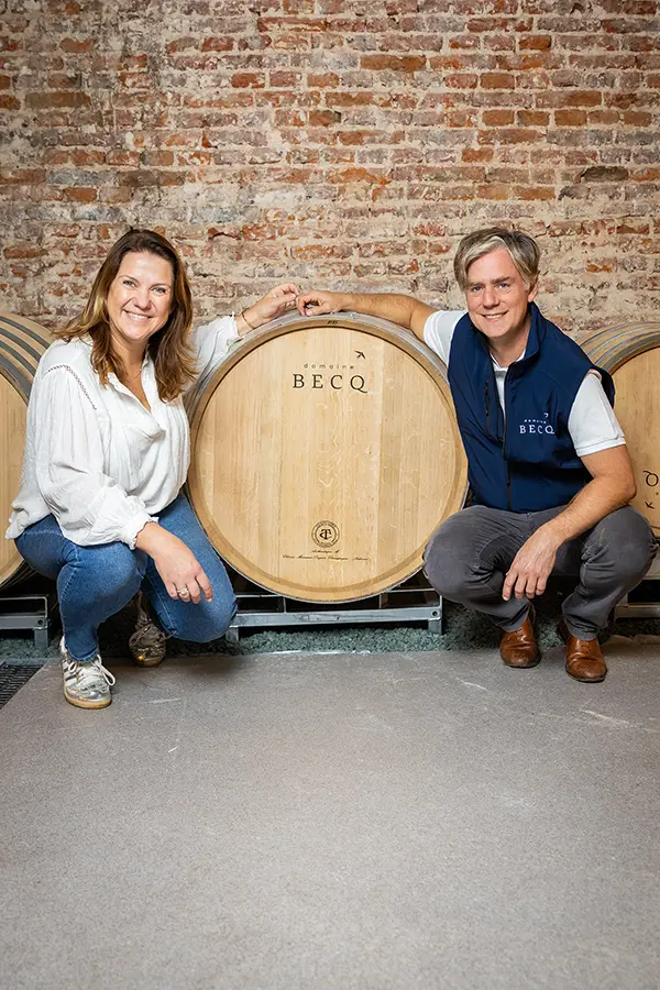 Couple devant des barils de vin en bois