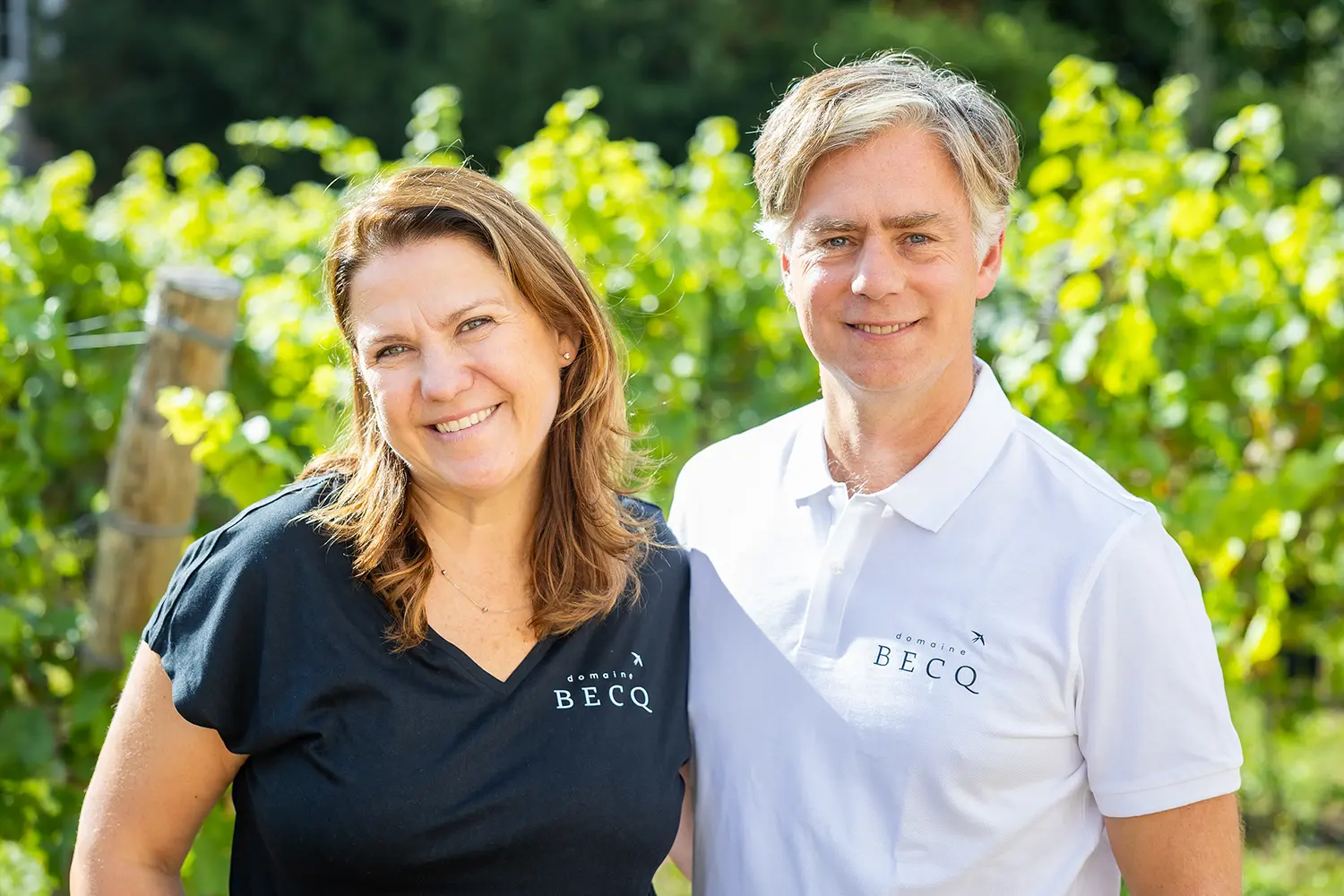 Couple avec vigne en arrière plan